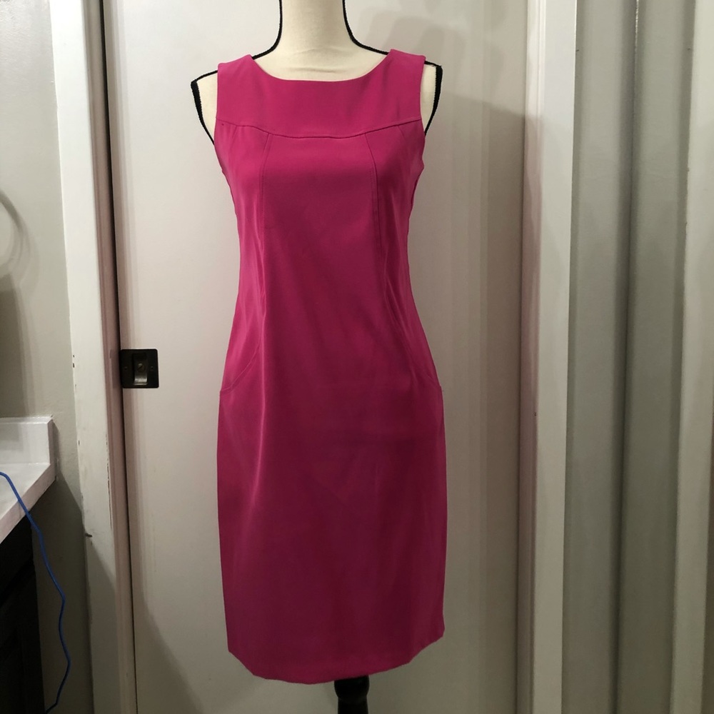 WOMENS sleeveless sheath dress.